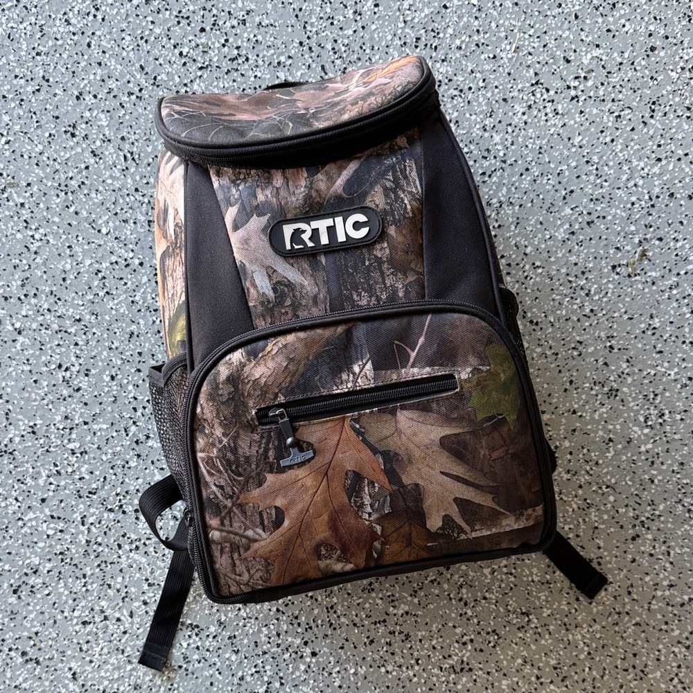 RTIC Day Cooler 15 Can Backpack Camo